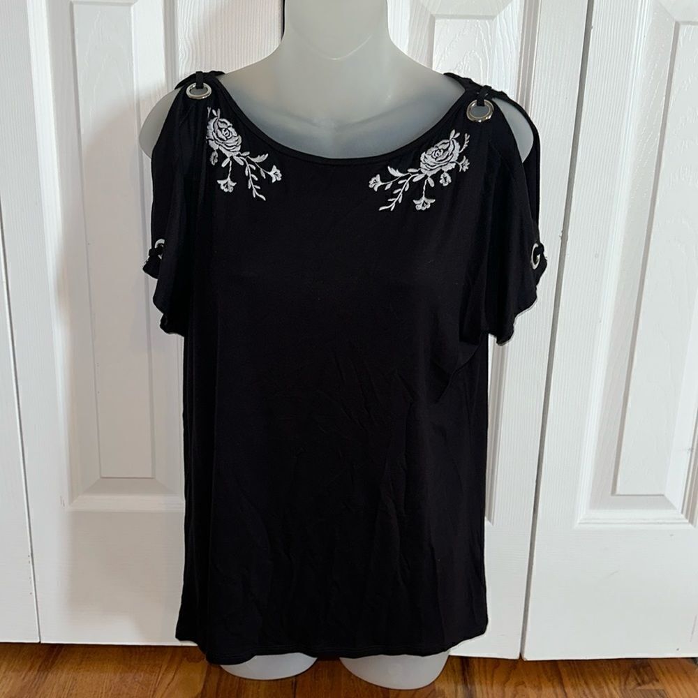 Cable & Gauge Black Peep Shoulder Flower Embroidered Top Blouse Shirt Medium NWT